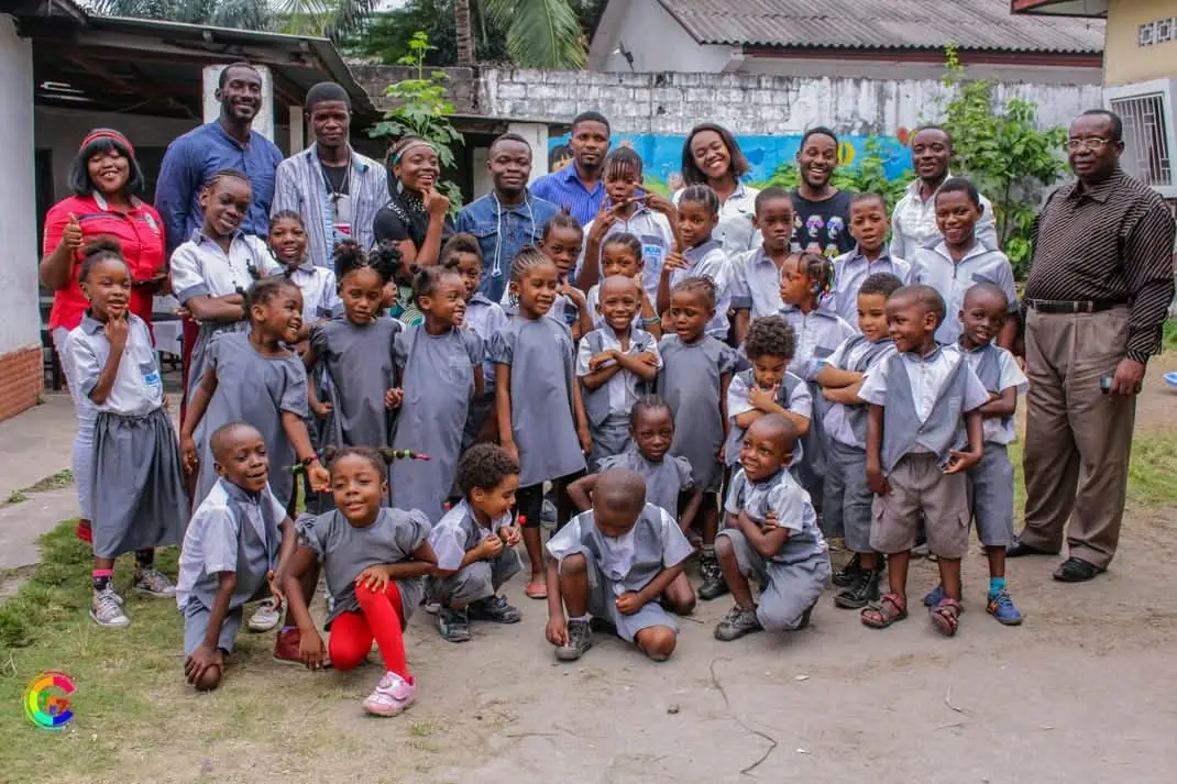 Toute l'école réunie dans la cour, la première année