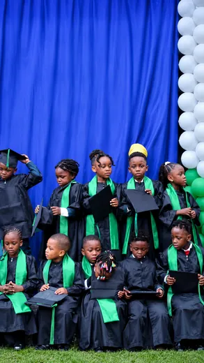 Les diplômés de la maternelle en toge