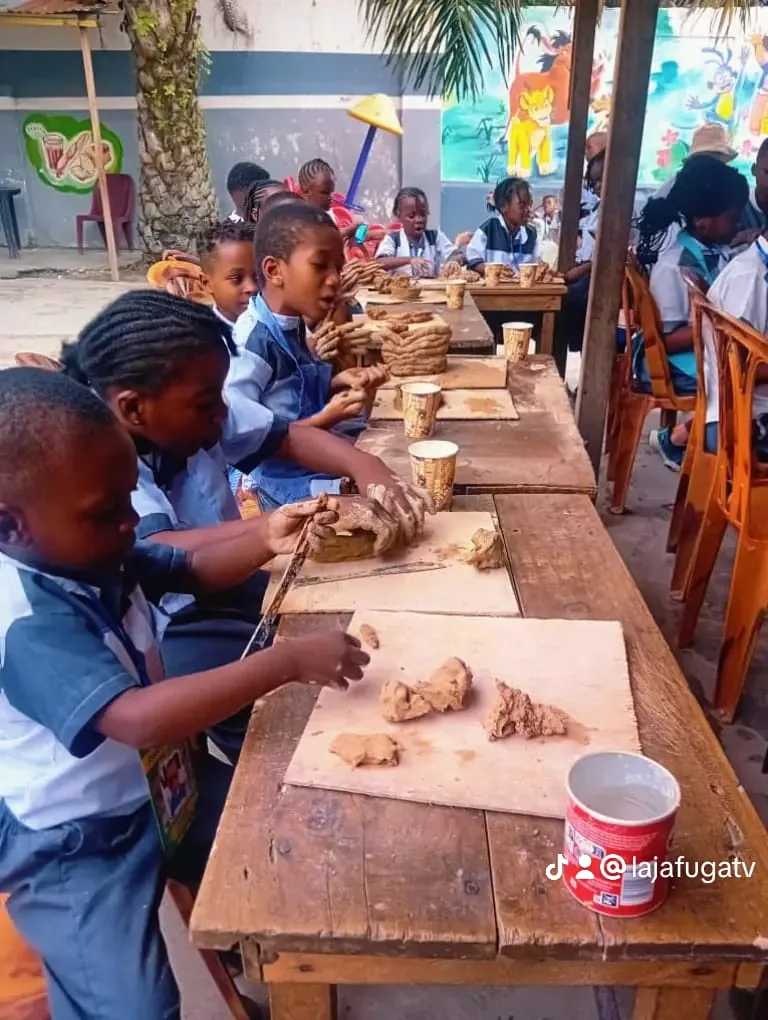 Des élèves en maillot Fondation Le Sage à l'atelier de poterie