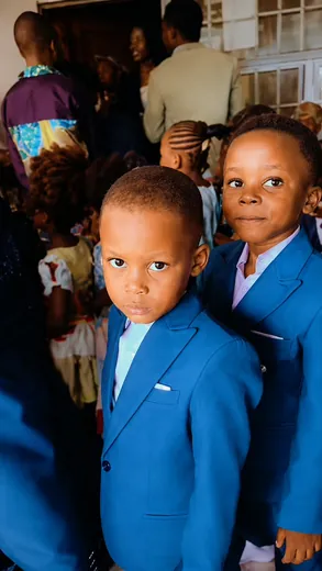 Deux élèves en veste bleue dans le couloir de l'école