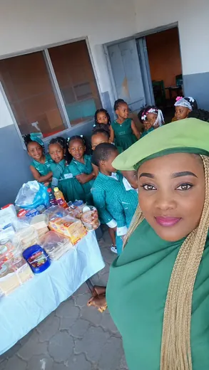 Des élèves en costume vert attendent dans le couloir