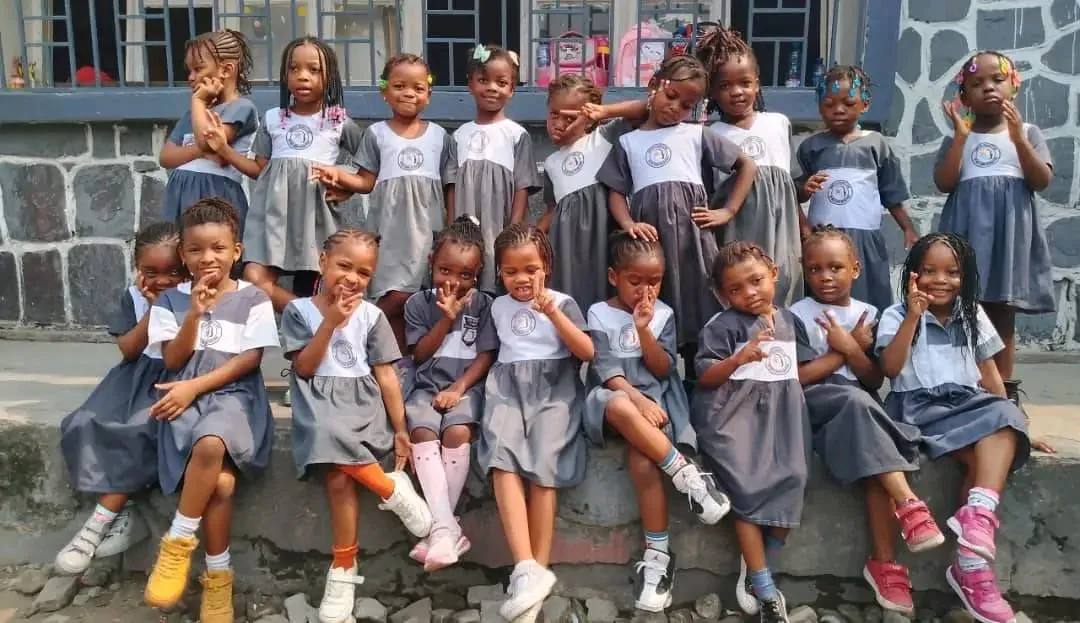 Élèves pendant une activité de peinture en classe