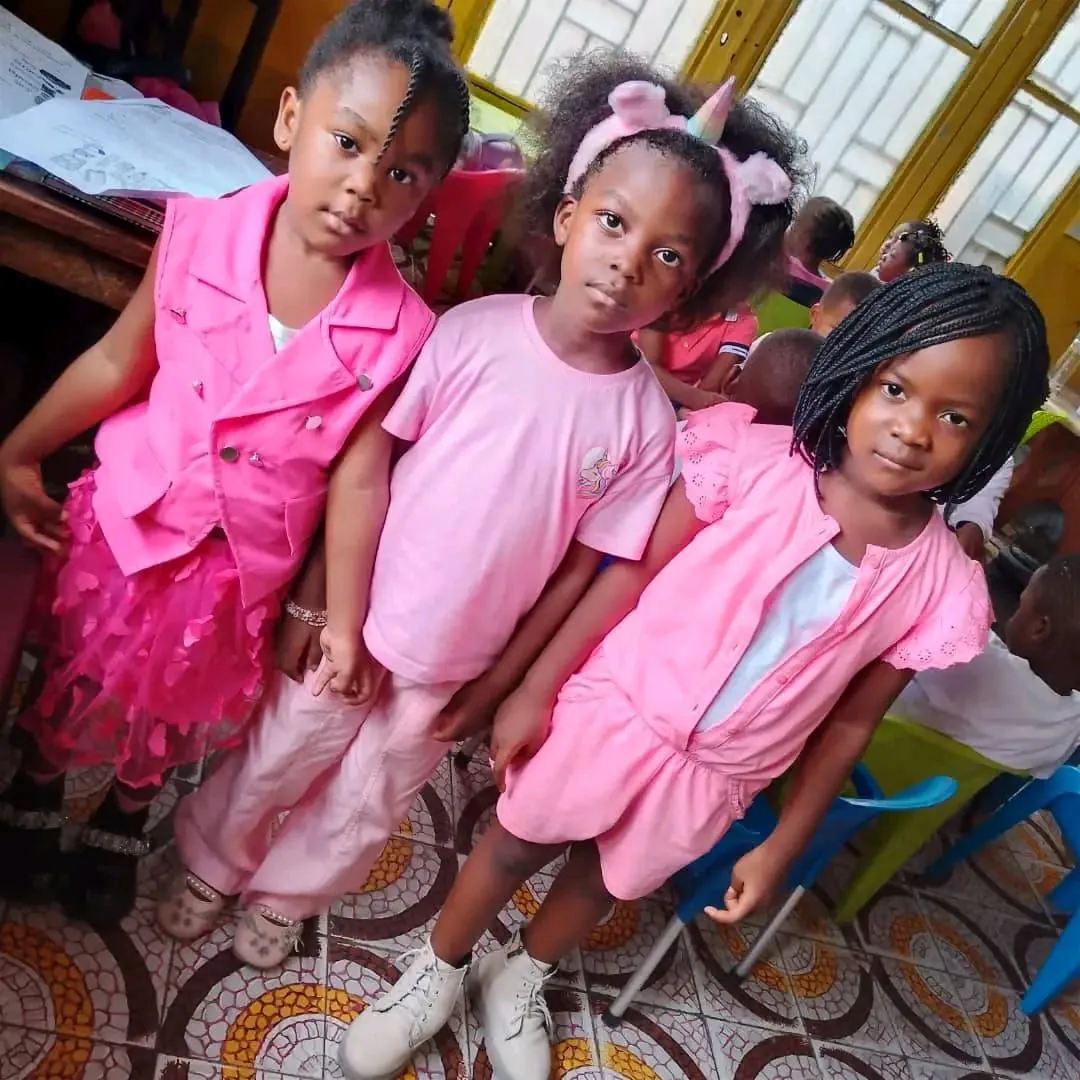 Élèves du Complexe Scolaire Le Sage dans la cour