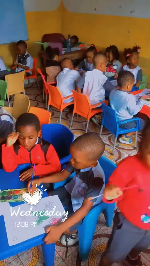 Atelier de peinture dans une classe